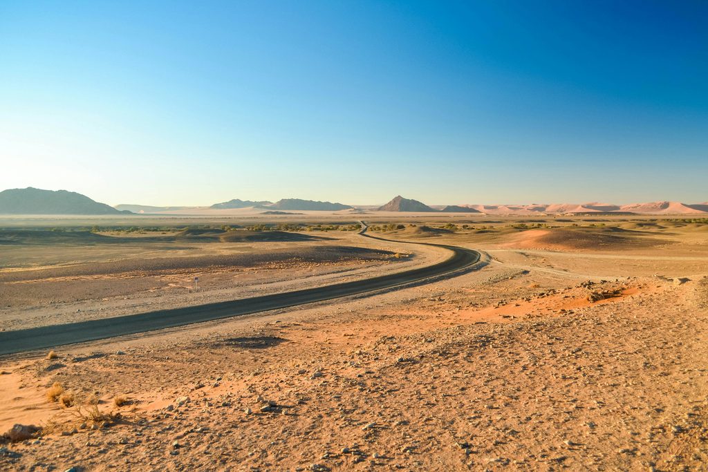 Route traversant les paysages désertiques du Namib, en Namibie