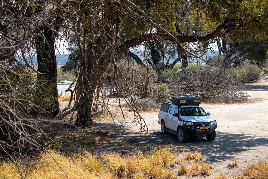4×4 avec tente de toit sur une piste en Namibie