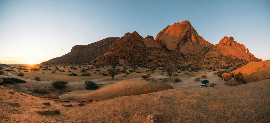 Coucher de soleil sur les rochers de Spitzkoppe avec un 4×4 en Namibie