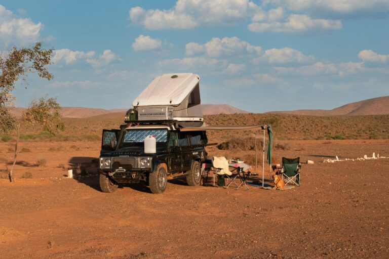 4×4 avec tente de toit installé sur un campsite dans le désert namibien
